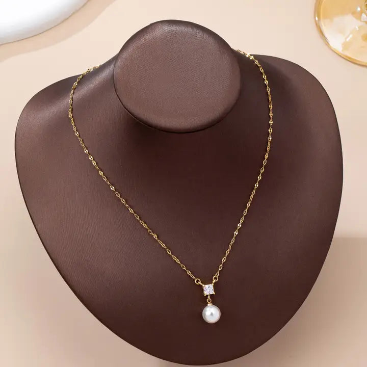 CLASSIC CRYSTAL & PEARL NECKLACE - OVAL