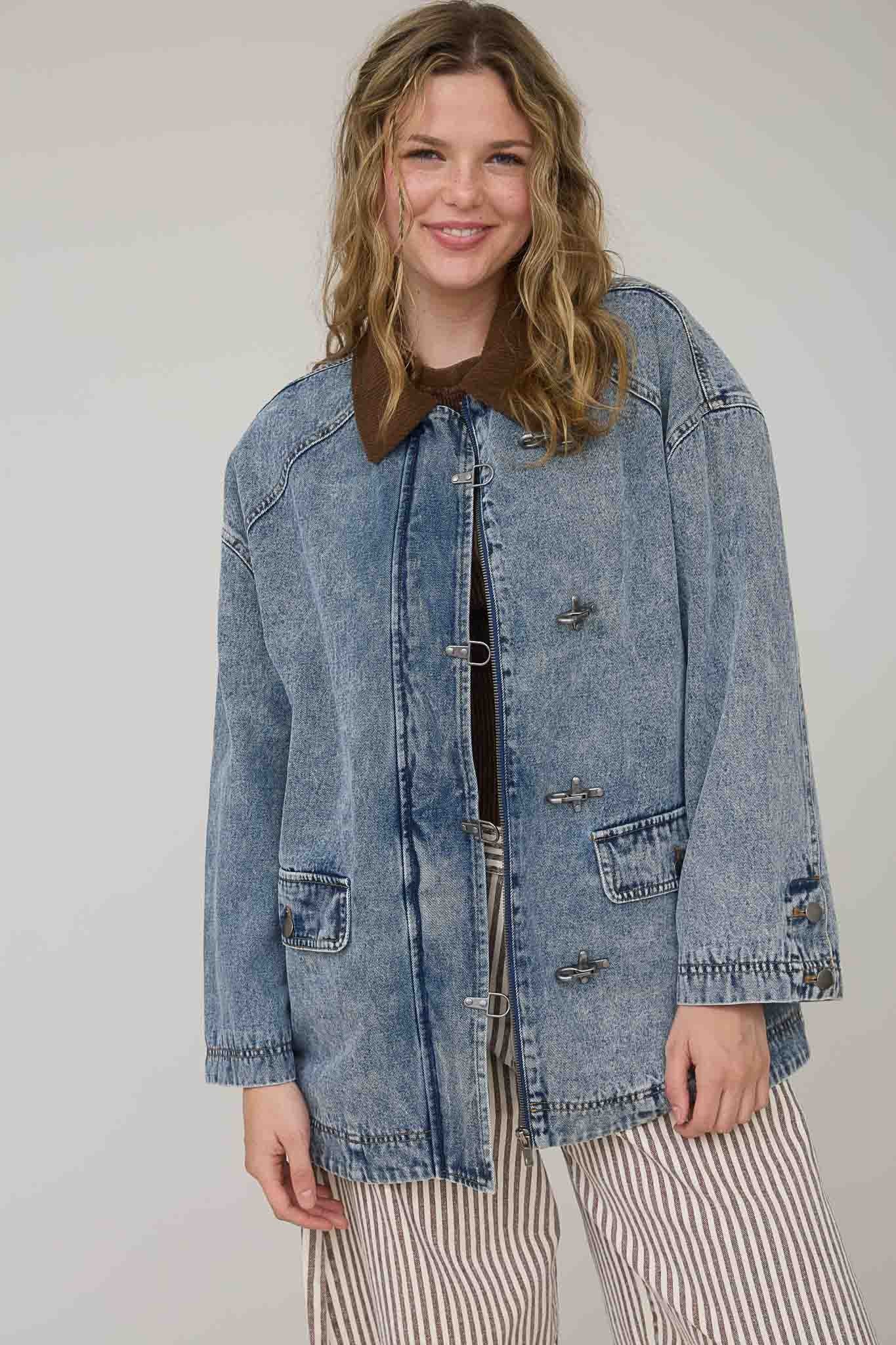 Contrast Collar & Hook Latch Denim Jacket