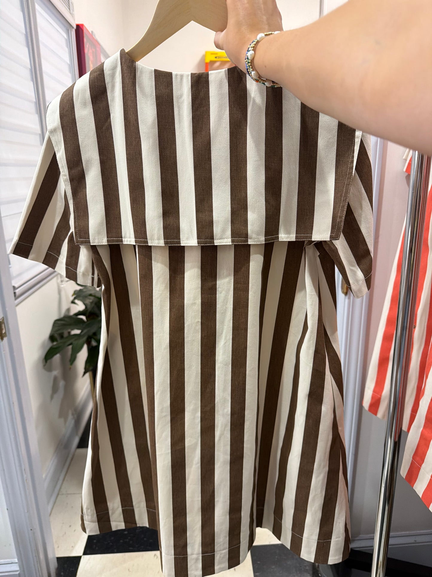 OVERSIZED COLLAR STRIPED MINI DRESS - BROWN
