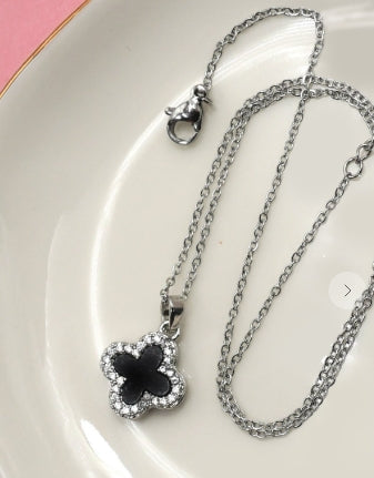Clover Pendant Necklace - Silver