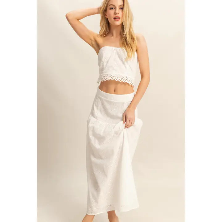 STRAPLESS EYELET TOP